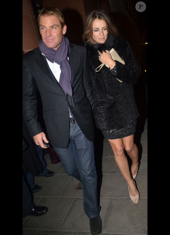 Liz Hurley et son fiancé Shane Warne amoureux et complices, ils quittent un restaurant de Mayfair à Londres le 22 novembre 2011