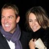 Liz Hurley et son fiancé Shane Warne, souriants et épanouis lorsqu'ils quittent un restaurant de Mayfair à Londres le 22 novembre 2011
