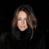 Liz Hurley quitte le restaurant où elle a dîné avec son fiancé Shane Warne dans le quartier de Mayfair à Londres le 22 novembre 2011