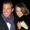 Liz Hurley et son fiancé Shane Warne amoureux et complices, ils quittent un restaurant de Mayfair à Londres le 22 novembre 2011