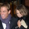 Liz Hurley et son fiancé Shane Warne amoureux et complices, ils quittent un restaurant de Mayfair à Londres le 22 novembre 2011