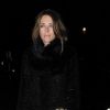 Liz Hurley quitte le restaurant où elle a dîné avec son fiancé Shane Warne dans le quartier de Mayfair à Londres le 22 novembre 2011