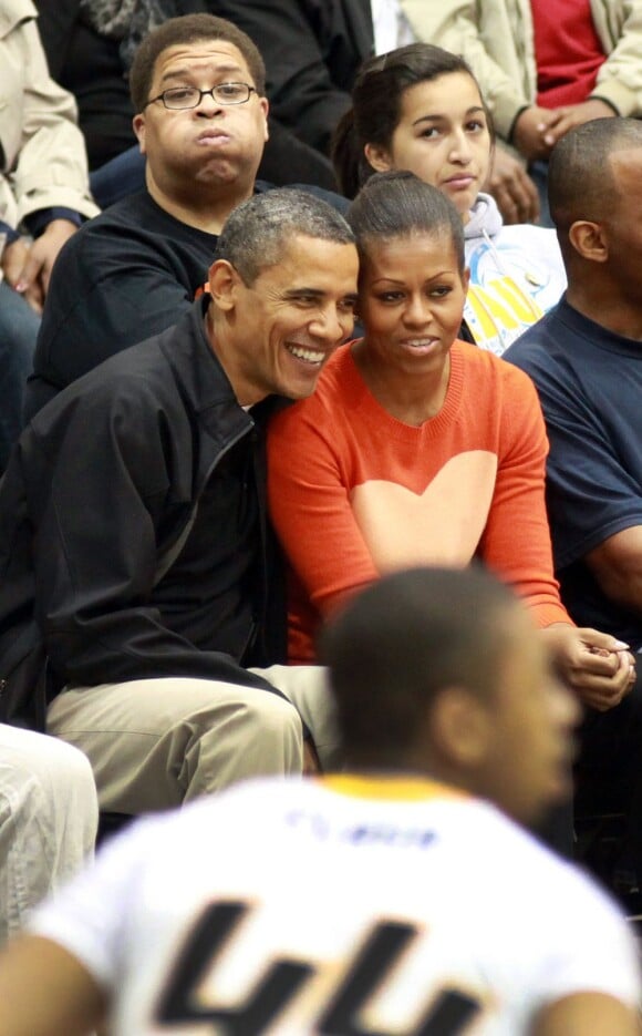 Michelle et Barack Obama ont assisté à un match de basket pour soutenir le frère de la First Lady. Le 26 novembre 2011