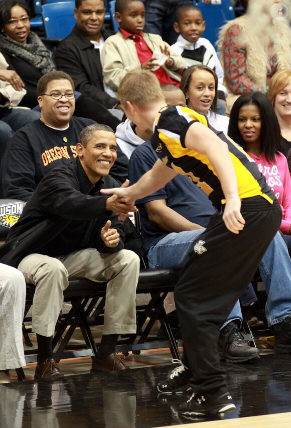 Michelle et Barack Obama ont assisté à un match de basket pour soutenir le frère de la First Lady. Le 26 novembre 2011