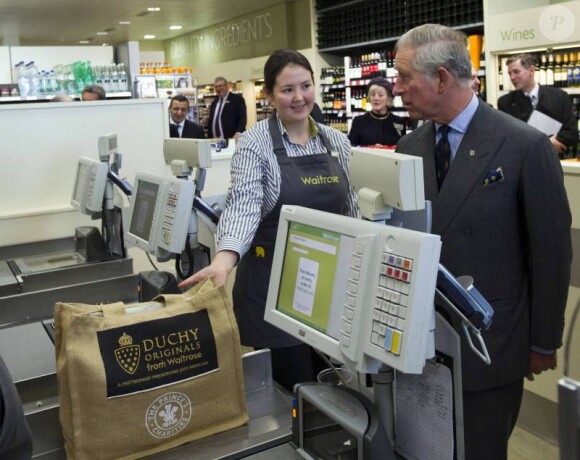 Le prince Charles visite le magasin Waitrose à Londres, le 25 novembre 2011.