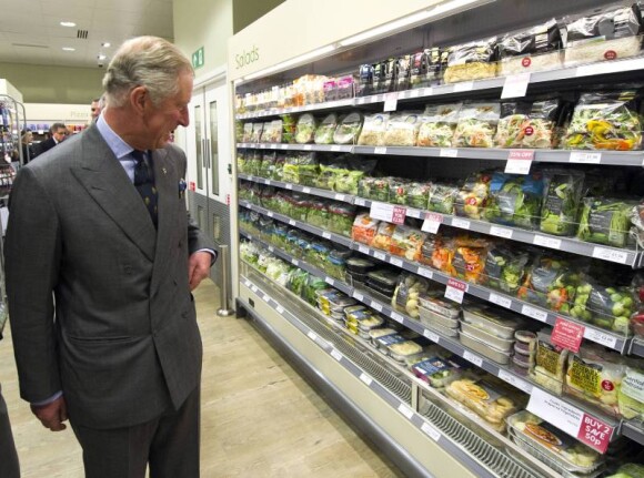 Le prince Charles visite le magasin Waitrose à Londres, le 25 novembre 2011.