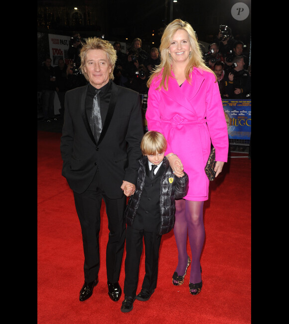 Rod Stewart et Penny Lancaster avec leur fils, à l'avant-première de Hugo Cabret, le 28 novembre 2011 à Londres.