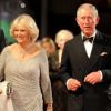 Le prince Charles et Camilla arrivent à l'avant-première de Hugo Cabret, le 28 novembre 2011 à Londres.