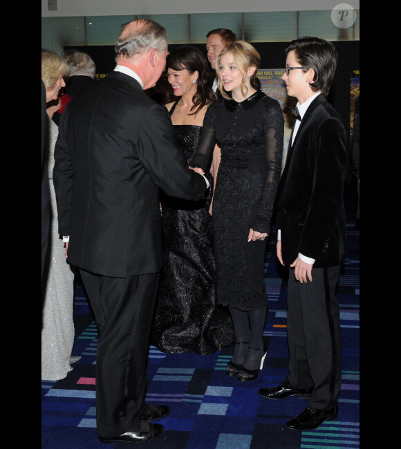 Chloe Moretz, Asa Butterfield et le prince Charles à l'avant-première de Hugo Cabret, le 28 novembre 2011 à Londres.