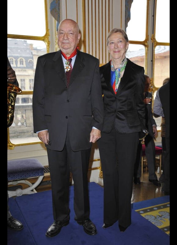 Hervé Bourges et sa femme Marie lors de la remise de la médaille de Commandeur dans l'ordre national de la légion d'honneur à Hervé Bourges au ministère de la culture à Paris le lundi 28 novembre 2011