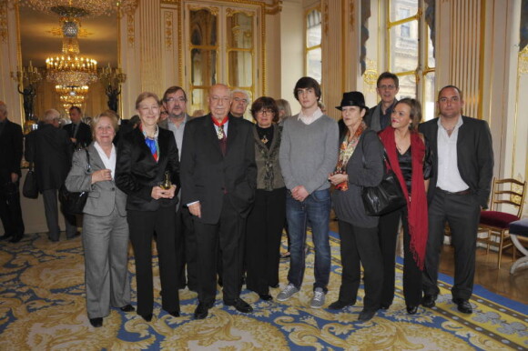 Hervé Bourges prend la pose en famille lors de la remise de la médaille de Commandeur dans l'ordre national de la légion d'honneur à Hervé Bourges au ministère de la culture à Paris le lundi 28 novembre 2011