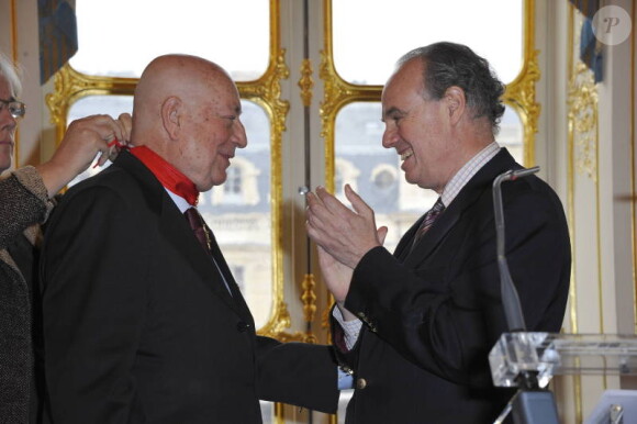 Hervé Bourges et Frédéric Mitterrand lors de la remise de la médaille de Commandeur dans l'ordre national de la légion d'honneur à Hervé Bourges au ministère de la culture à Paris le lundi 28 novembre 2011