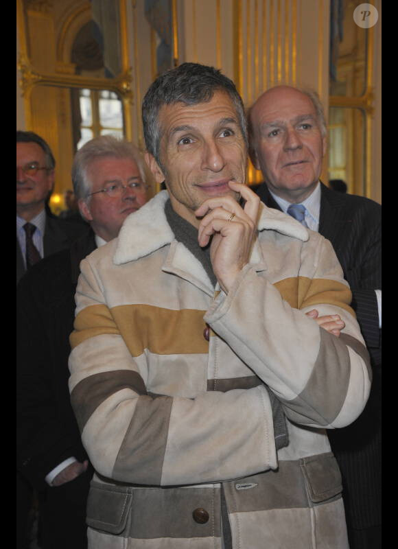 Nagui lors de la remise de la médaille de Commandeur dans l'ordre national de la légion d'honneur à Hervé Bourges au ministère de la culture à Paris le lundi 28 novembre 2011