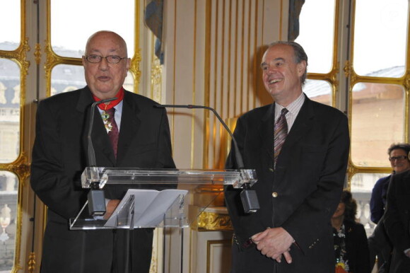 Hervé Bourges et Frédéric Mitterrand lors de la remise de la médaille de Commandeur dans l'ordre national de la légion d'honneur à Hervé Bourges au ministère de la culture à Paris le lundi 28 novembre 2011