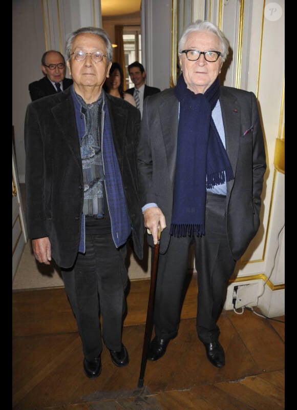 Jacques Verges et Roland Dumas lors de la remise de la médaille de Commandeur dans l'ordre national de la légion d'honneur à Hervé Bourges au ministère de la culture à Paris le lundi 28 novembre 2011