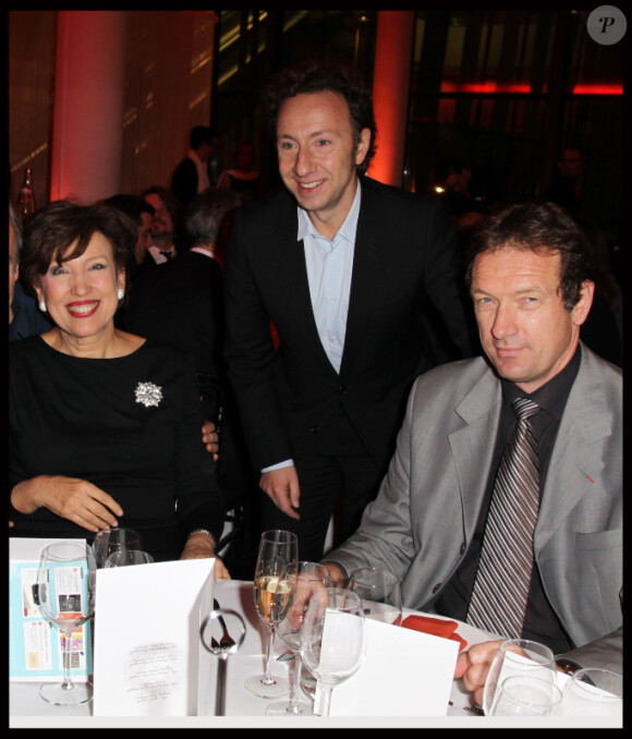 Stéphane Bern aux côtés de Roselyne Bachelot et Benoît Miribellors du dîner de charité pour Action contre la Faim, à l'hôtel Pullman à Paris, le 29 novembre 2011