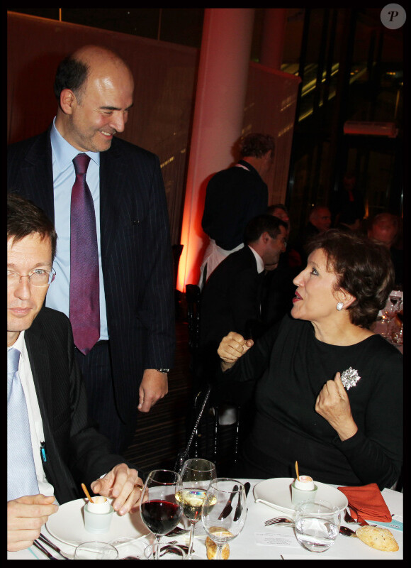 Pierre Moscovici et Roselyne Bachelot lors du dîner de charité pour Action contre la Faim, à l'hôtel Pullman à Paris, le 29 novembre 2011