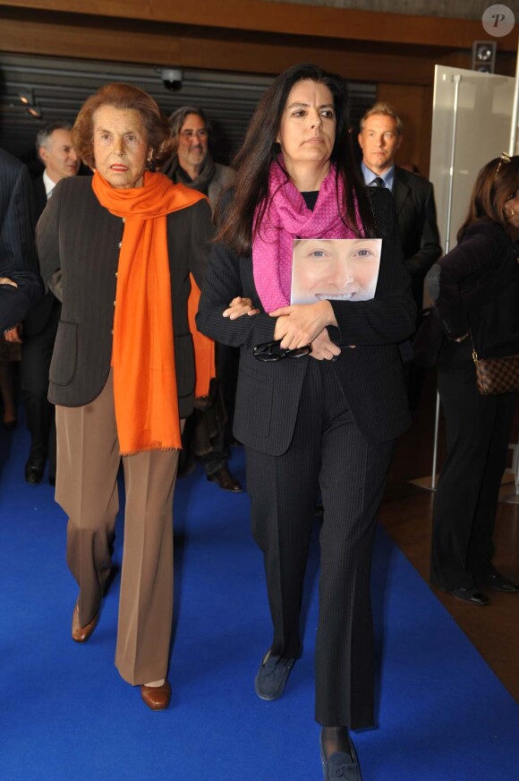 Liliane Bettencourt et sa fille Françoise Bettencourt-Meyers, à Paris, le 3 mars 2011.