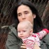 Jennifer Connelly et Paul Bettany vont chercher leur fils Stellan à l'école, en compagnie de leur bébé Agnes, à New York, mi-novembre 2011.