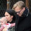 Jennifer Connelly et Paul Bettany vont chercher leur fils Stellan à l'école, en compagnie de leur bébé Agnes, à New York, mi-novembre 2011.