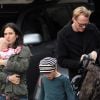 Jennifer Connelly et Paul Bettany vont chercher leur fils Stellan à l'école, en compagnie de leur bébé Agnes, à New York, mi-novembre 2011.
