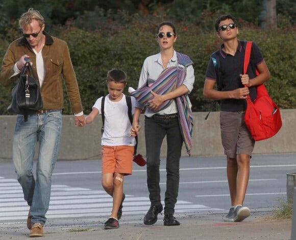 Jennifer Connelly, son fils Kai, son mari Paul Bettany et leur enfants Stellan et Agnes, à New York, le 9 septembre 2011.<br />