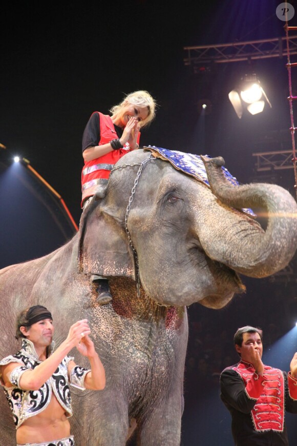 Adriana Karembeu sur un éléphant lors du lancement de la 5ème édition Tous en Fête au Cirque Pinder le 2 décembre 2011