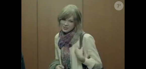 Taylor Swift, noyée dans ses pensées dans le clip Ours.