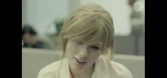 Taylor Swift joue les amoureuses nostalgiques dans la vidéo de Ours.