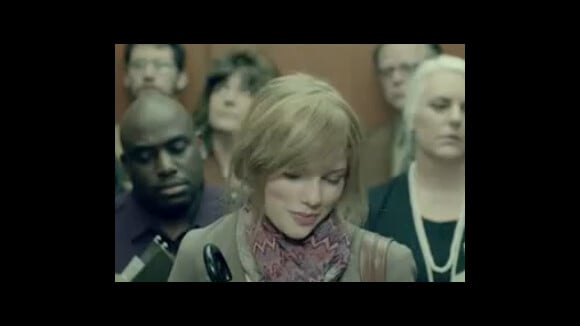 Taylor Swift, loin de son homme, se laisse gagner par la nostalgie avec 'Ours'