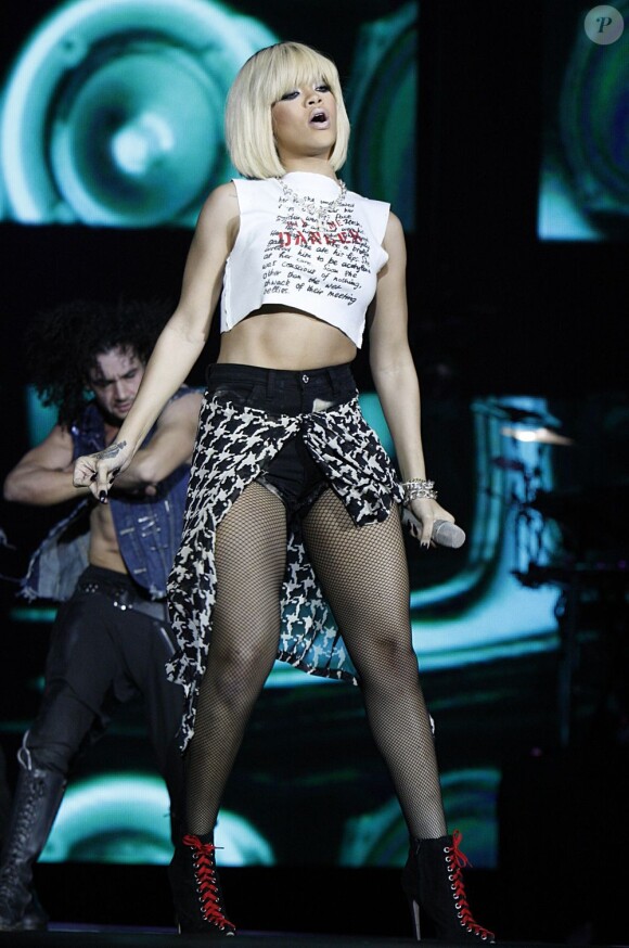 Rihanna en concert à l'O2 Arena à Londres le 3 décembre 2011 pour le Jingle Ball Bell