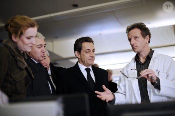 Nicolas Sarkozy rencontre des agents de la RATP et de la SNCF, dans le RER A, en compagnie de Nathalie Kosciusko-Morizet, le 5 décembre 2011