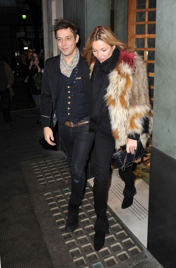 Le top model Kate Moss et son mari au look dandy Jamie Hince, ici pris en photo à la sortie de leur domicile, s'imposent logiquement comme le couple le plus stylé de Londres. 