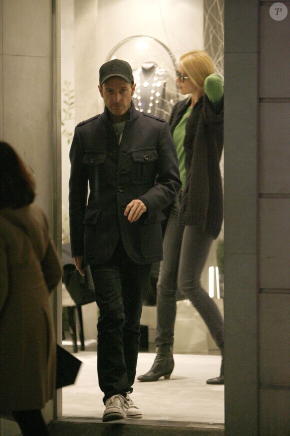 Matthew Vaughn et Claudia Schiffer sortent de la boutique Van Cleef & Arpels à Londres, le 6 décembre 2011.