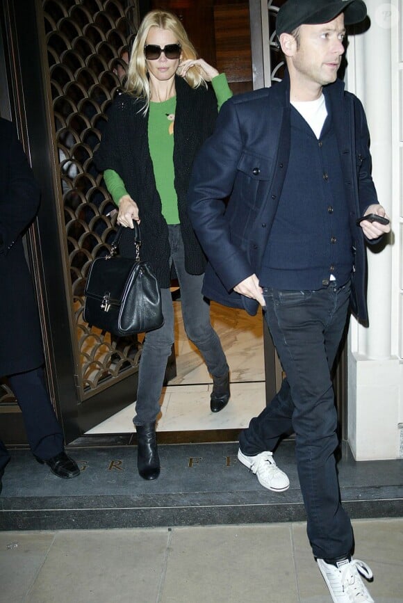 Le top Claudia Schiffer, en vrai modeuse, devrait conseiller son mari pour un meilleur look. Londres, le 6 décembre 2011.