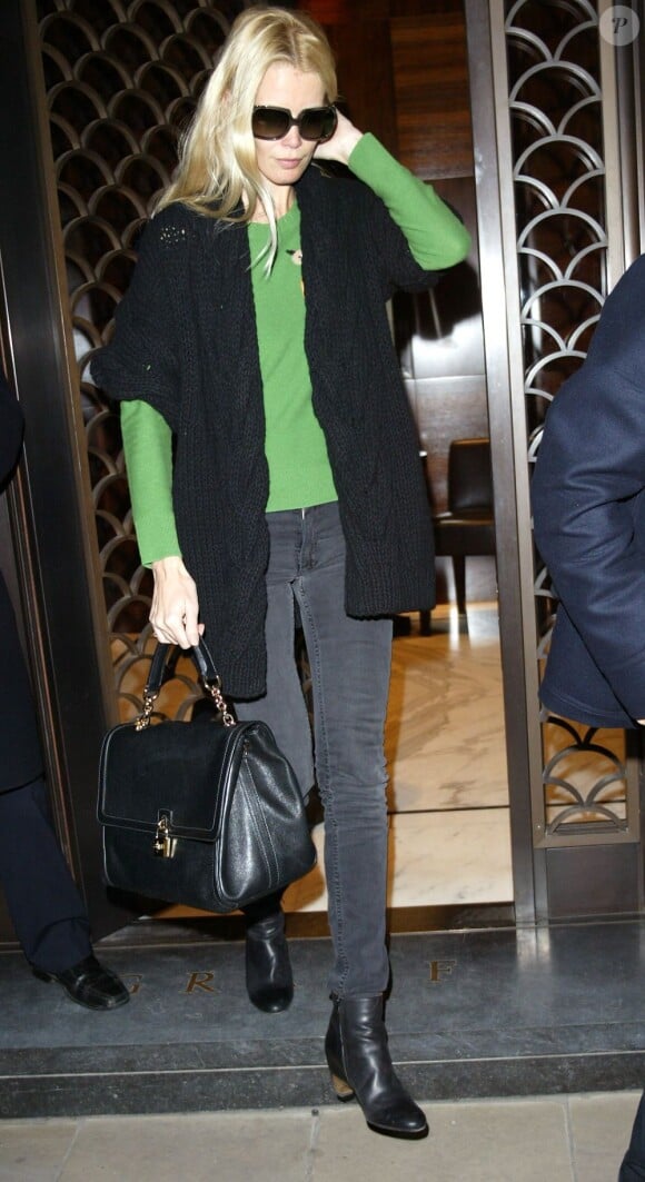 Le mannequin Claudia Schiffer, lookée de cachemire pour parer avec style au froid de Londres. Le 6 décembre 2011.