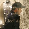 Le réalisateur Matthew Vaughn, attentif dans la boutique Van Cleef & Arpels à Londres le 6 décembre 2011.