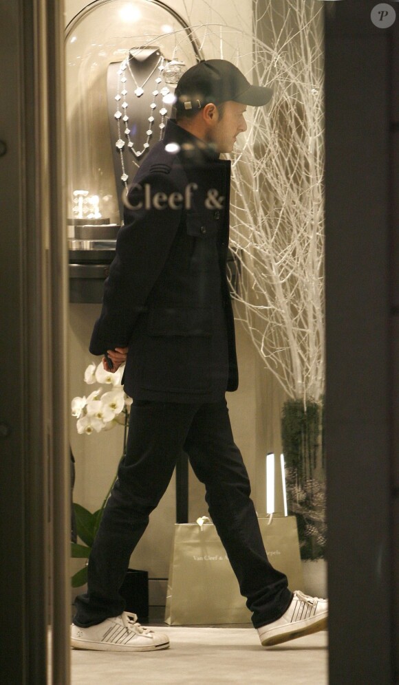 Le réalisateur Matthew Vaughn, attentif dans la boutique Van Cleef & Arpels à Londres le 6 décembre 2011.