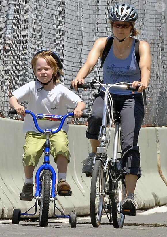 Jodei Foster à vélo avec son deuxième fils Kit en 2007