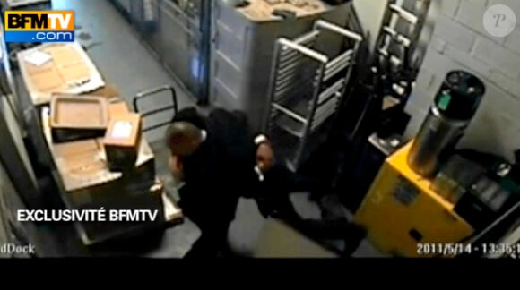 Image du Sofitel, le 14 mai 2011 (BFMTV). peu après l'appel à la police, il est 13h34, les agents de sécurité Derrick May et Brian Yearwood réalisent une étonnante danse de la joie.