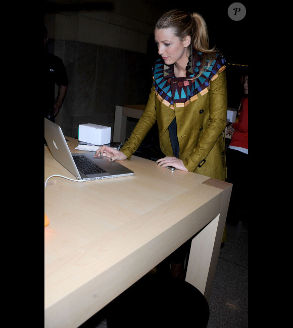 La jolie Blake Lively lors de l'inauguration de l'Apple Store au Grand Central à Manhattan le 9 décembre 2011 à New York