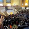 La foule en délire pour l'ouverture de l'Apple Store au Grand Central Station à New York le 9 décembre 2011