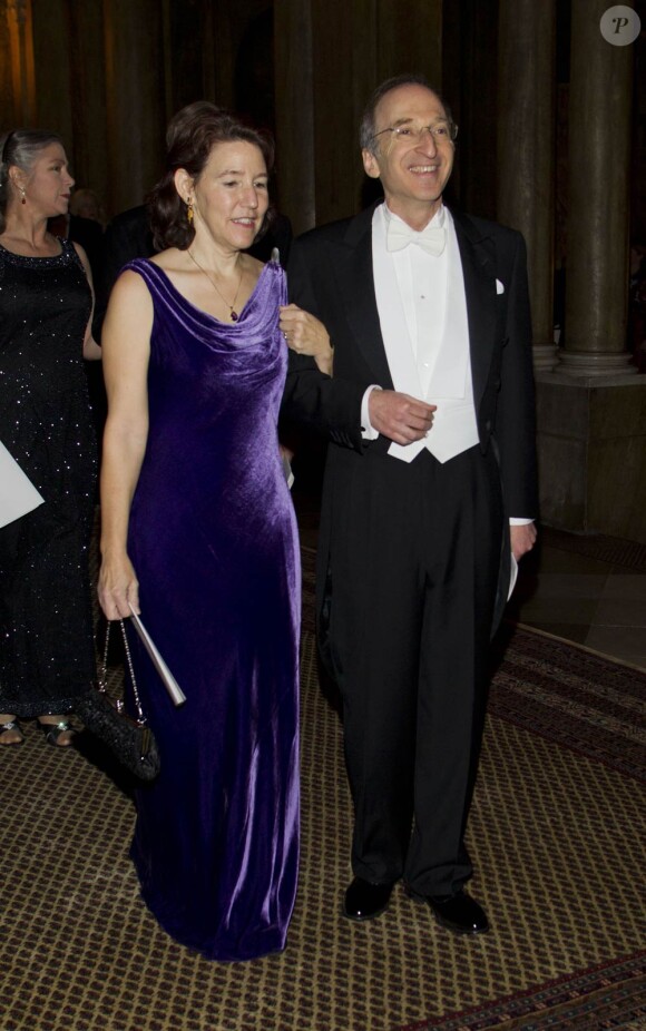 Le professeur Saul Perlmutter et sa femme au palais royal de Stockholm le  11 décembre  2011 pour un dîner en l'honneur des lauréats des prix  Nobel.