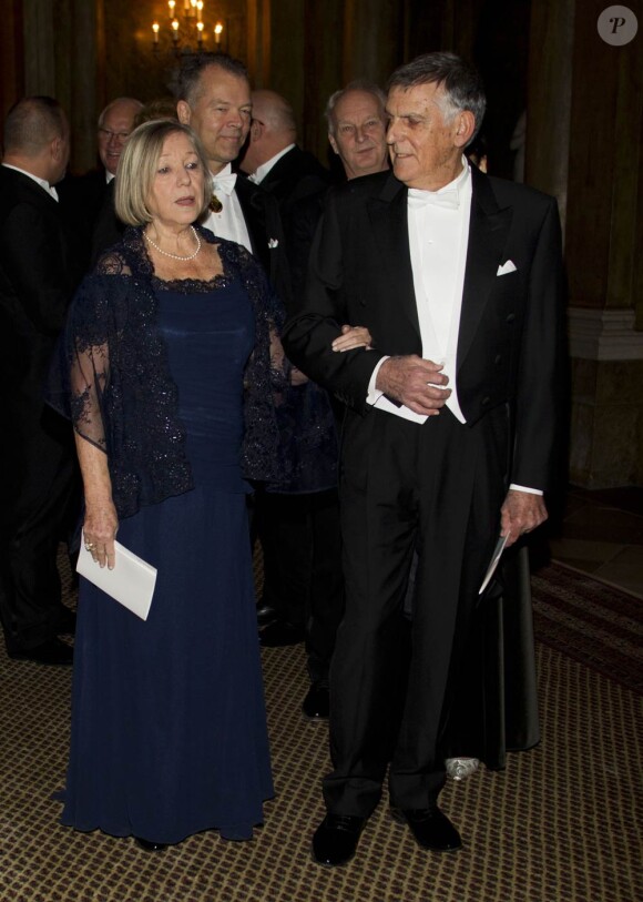 Le professeur Daniel Schechtman et sa femme au palais royal de Stockholm le  11 décembre  2011 pour un dîner en l'honneur des lauréats des prix  Nobel.