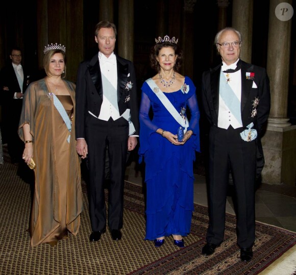 Maria-Teresa et Henri de Luxembourg avec la reine Sonja et le roi Carl XVI Gustaf de Suède au palais royal de Stockholm le 11 décembre 2011 pour un dîner en l'honneur des lauréats des prix Nobel.