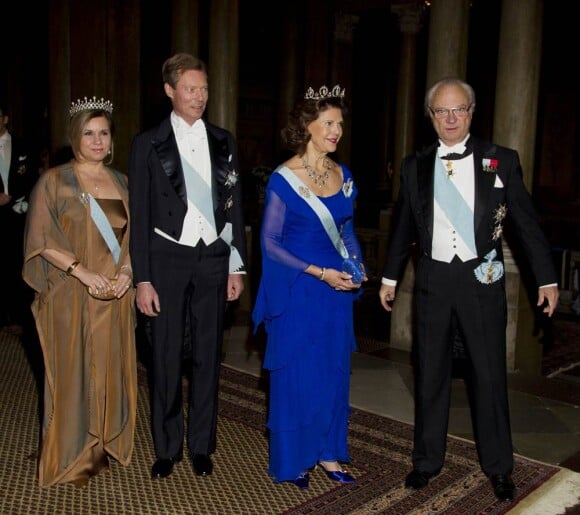 Maria-Teresa et Henri de Luxembourg avec la reine Sonja et le roi Carl XVI Gustaf de Suède au palais royal de Stockholm le 11 décembre 2011 pour un dîner en l'honneur des lauréats des prix Nobel.