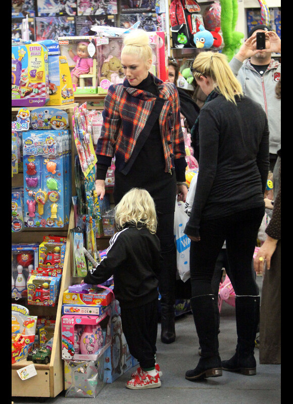 Gwen Stefani et son fils Zuma, au cours d'une séance shopping à Los Angeles, le 11 décembre 2011.