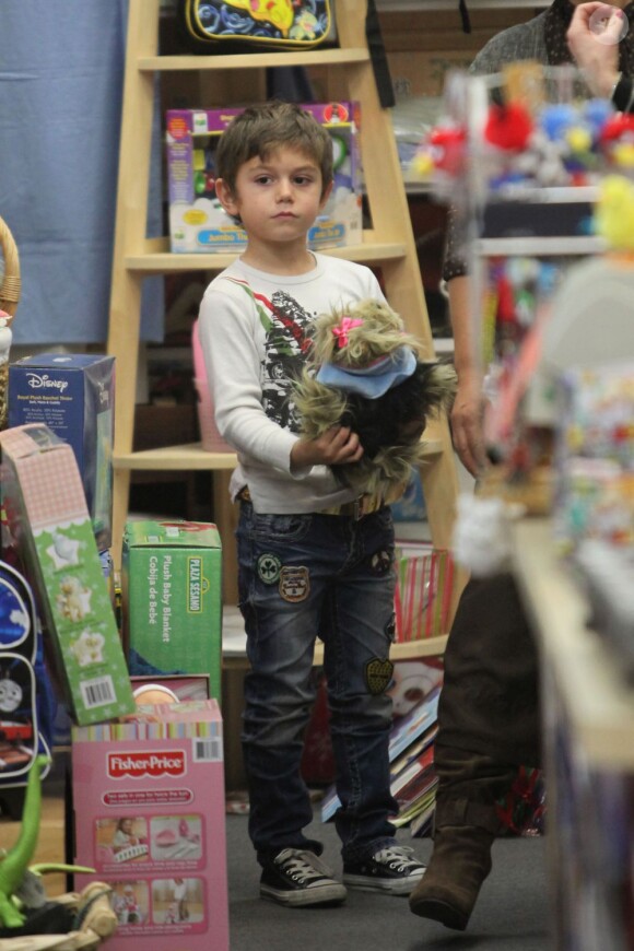 L'ainé de Gwen Stefani, Kingston (5 ans), a jeté son dévolu sur cette charmante peluche. Los Angeles, le 11 décembre 2011.