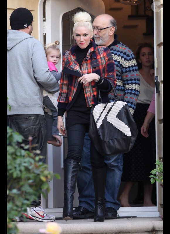 Très stylée comme d'habitude, Gwen Stefani se prépare à effectuer une sortie en famille. Los Angeles, le 11 décembre 2011.