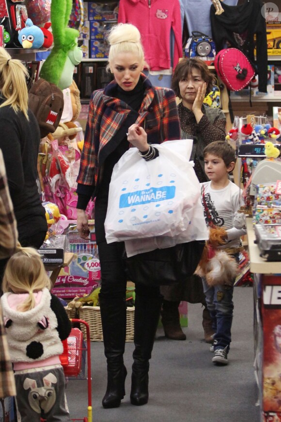 La maman stylée Gwen Stefani, accompagnée de ses deux fils et de plusieurs amis, ont fait du shopping à Los Angeles, le 11 décembre 2011.